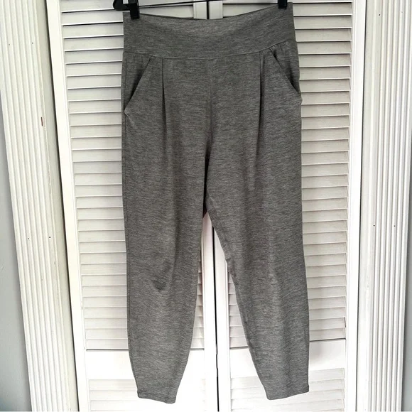 M đź©¶ Vuori Lux At Ease Harem Jogger Pant Heather Gray - Picture 2 of 9